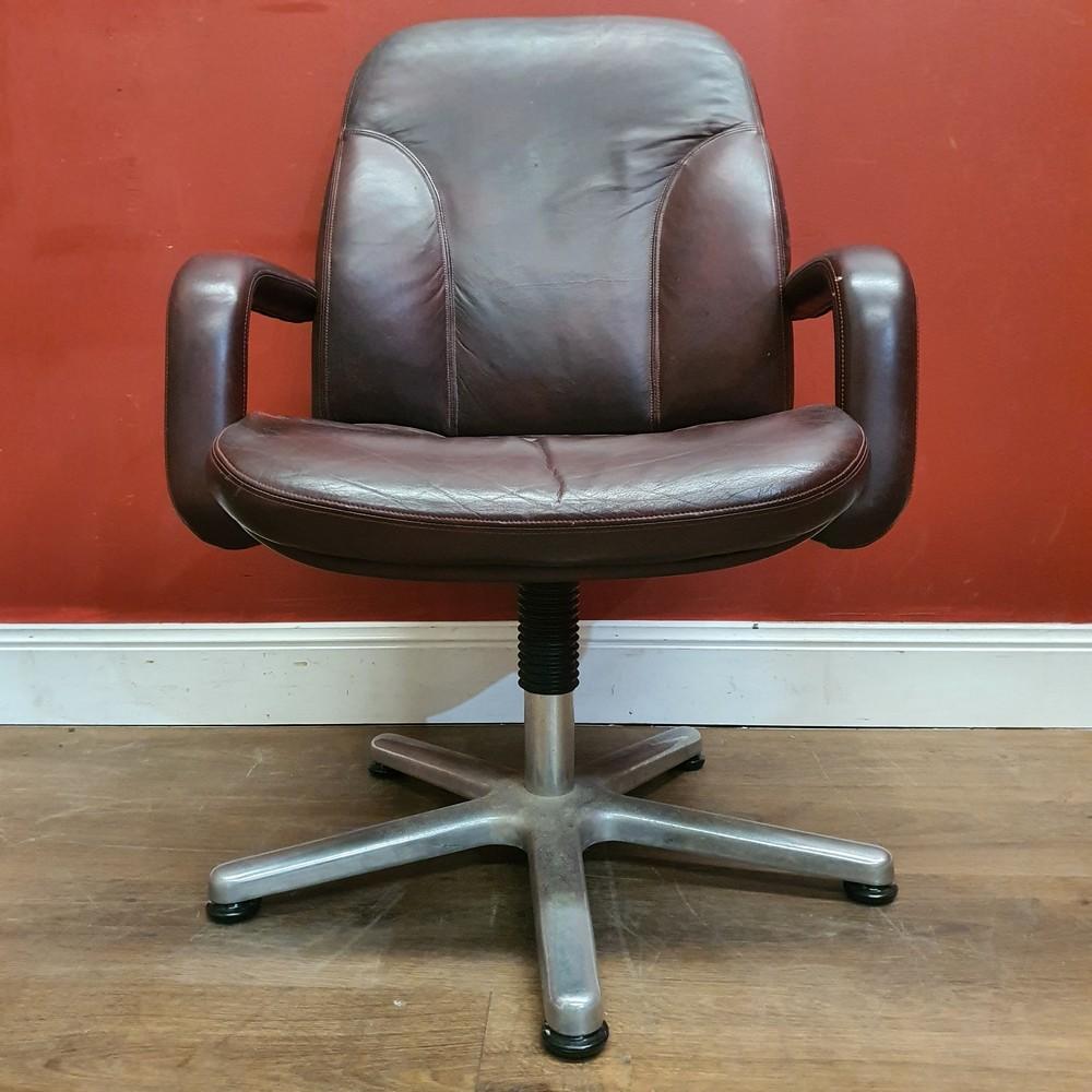 Chaise de bureau en cuir, ergonomique, utilisée une seule fois